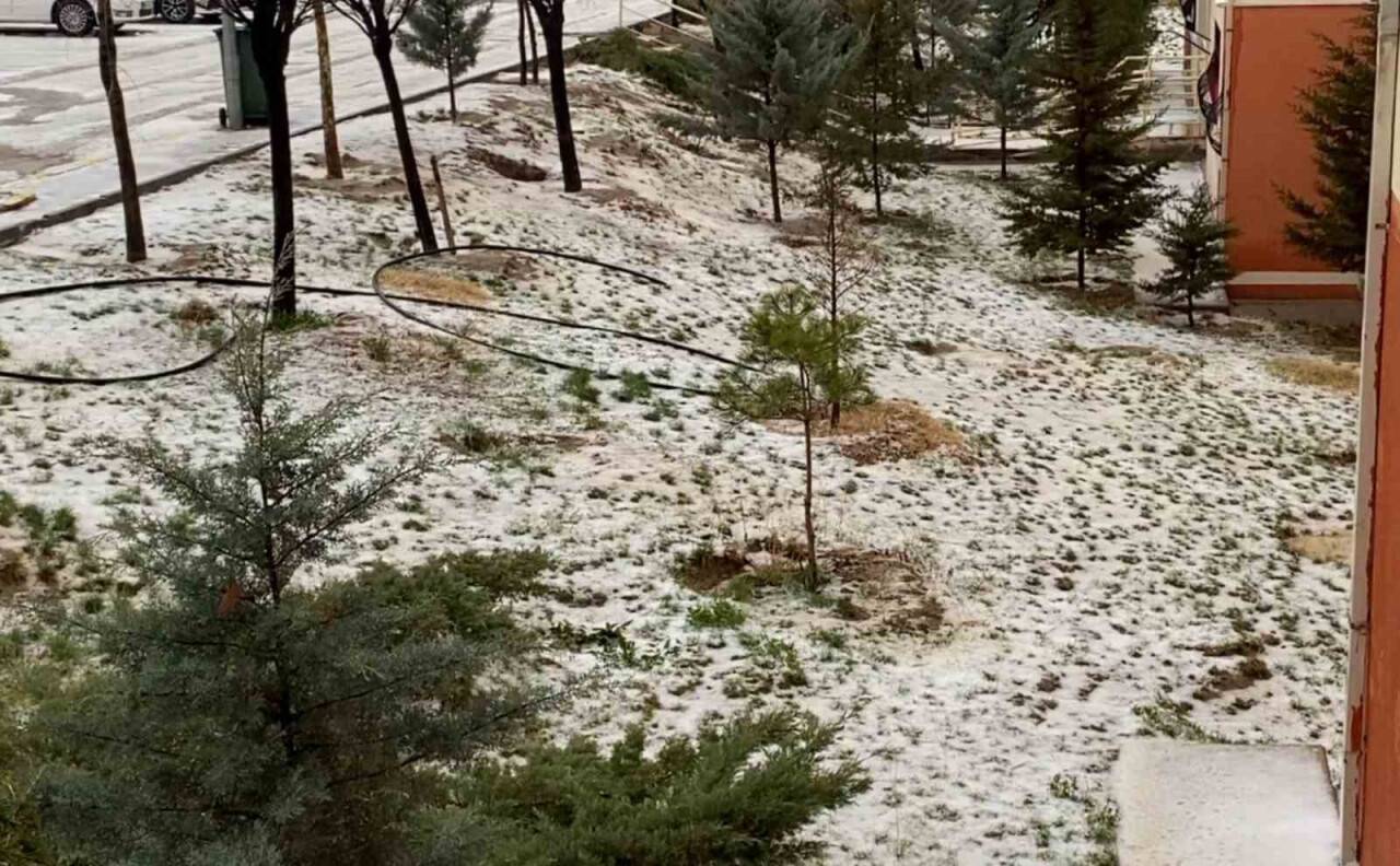 Şiddetli dolu yağışı şehri beyaza bürüdü