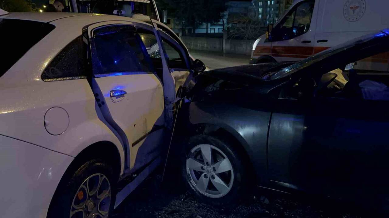 İki otomobil çarpıştı: 7 yaralı