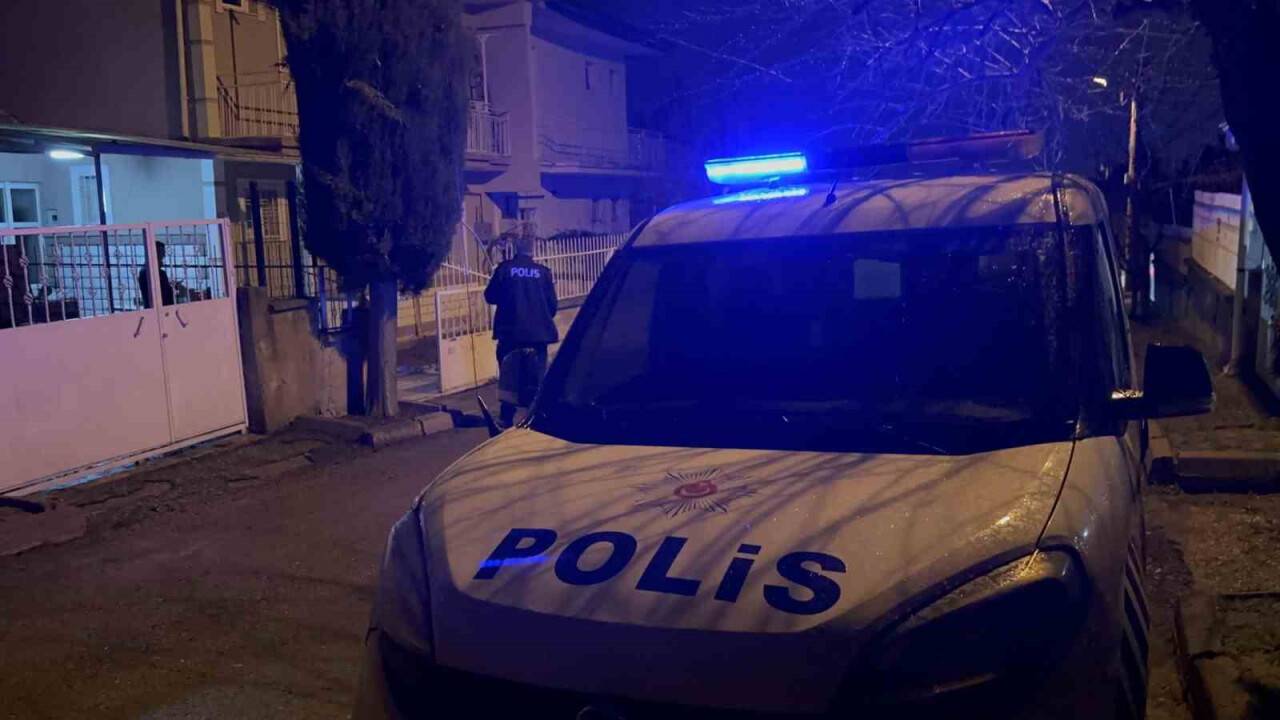 Evlerinin önünde silahlı saldırıya uğrayan 2 kardeş yaralandı