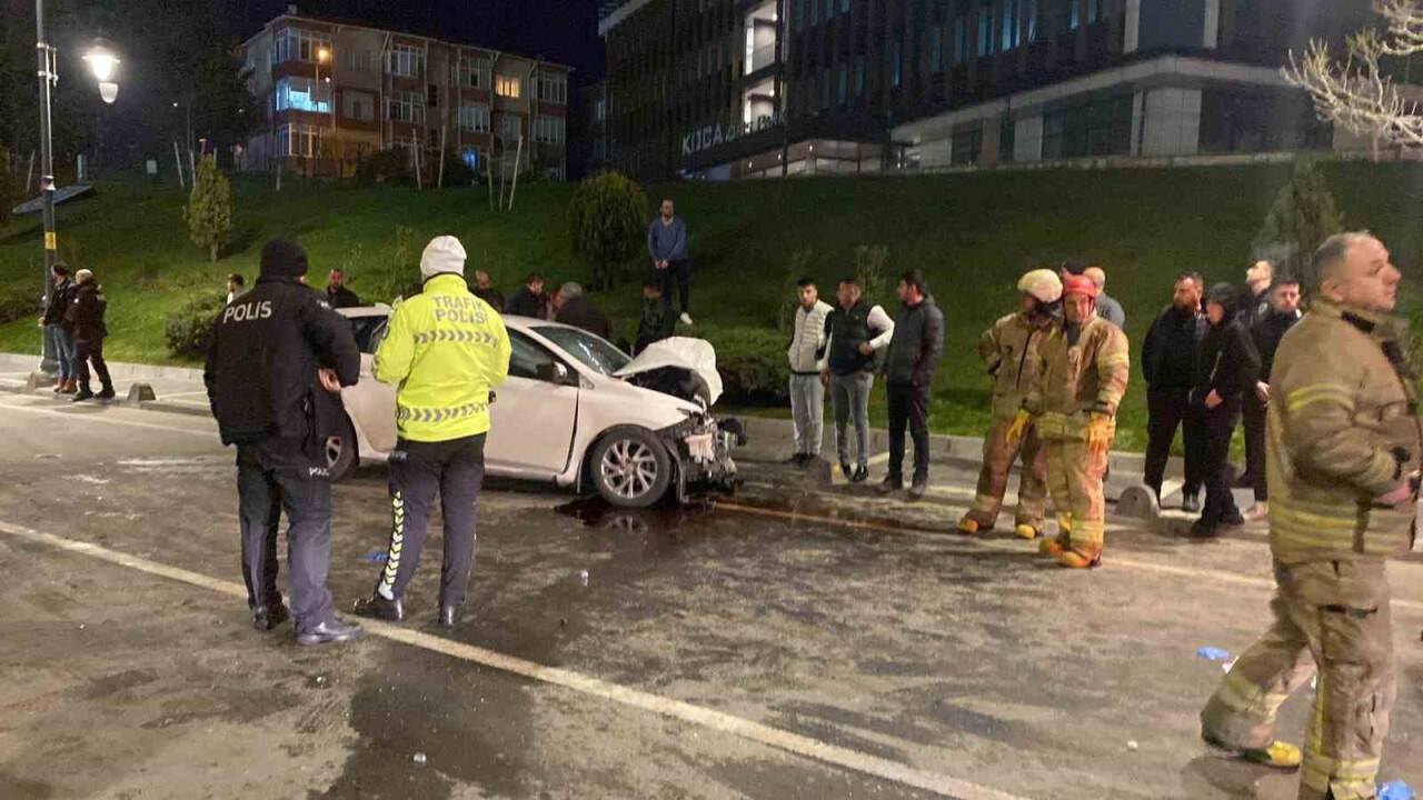 Otobüs ile otomobil çarpıştı: 1 ölü, 2 yaralı