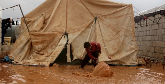 İdlib'de sağanak sonrası binlerce sivilin yaşadığı çadırları su bastı