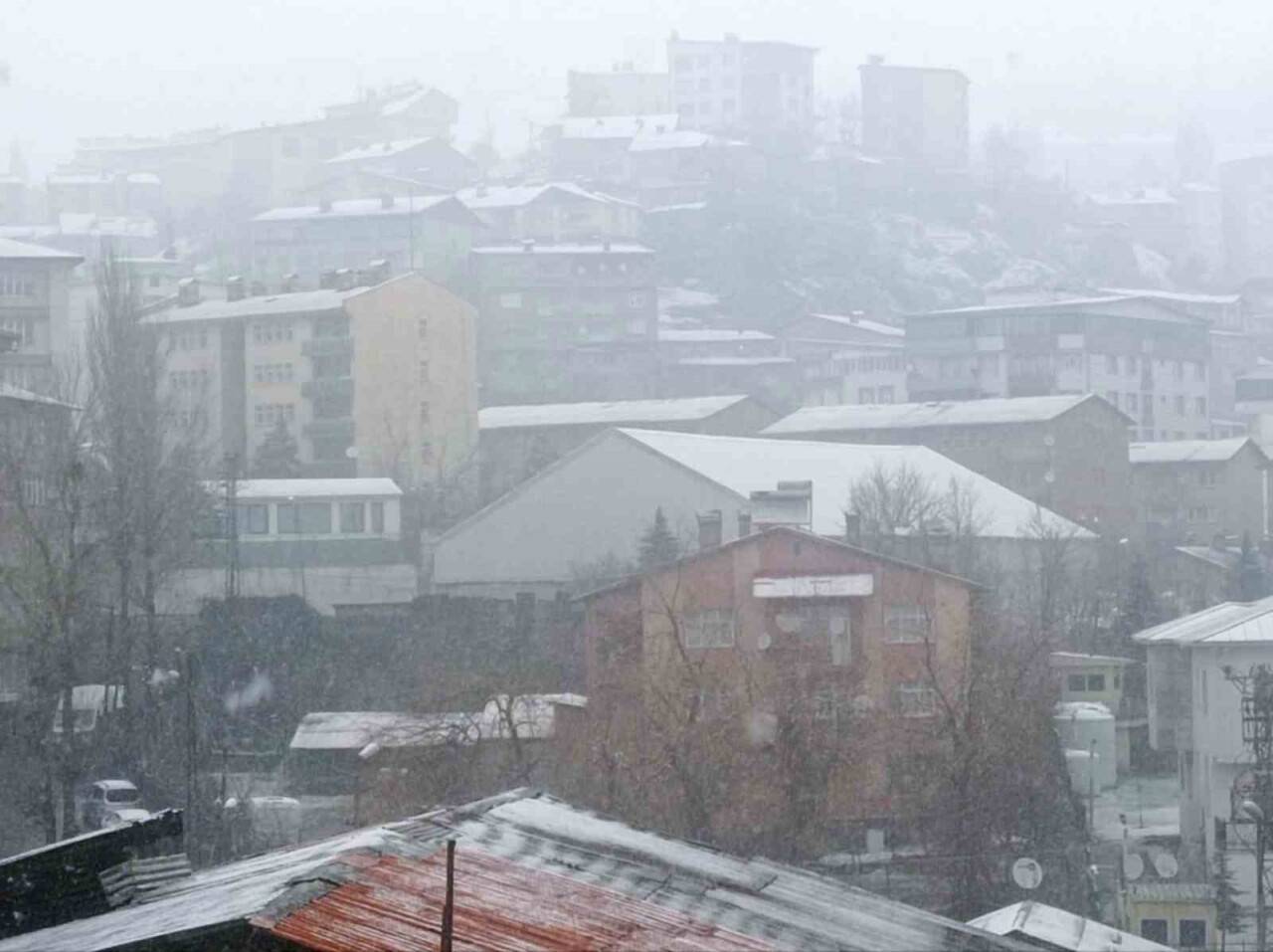 Karın ve sisin hakim olduğu kentte, yetkililerden uyarı