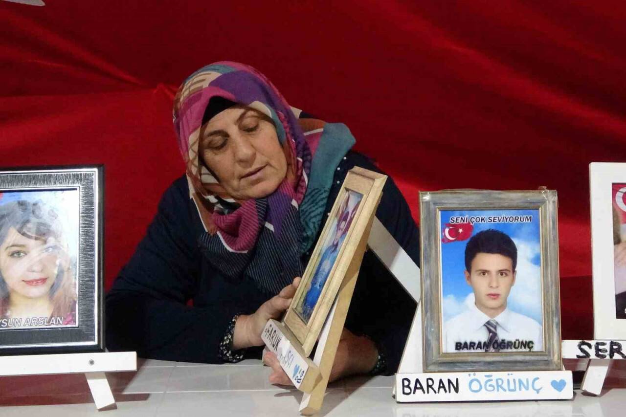 Evlat nöbetindeki anneden oğluna sesleniş: “Yeter ki sesini duyayım”