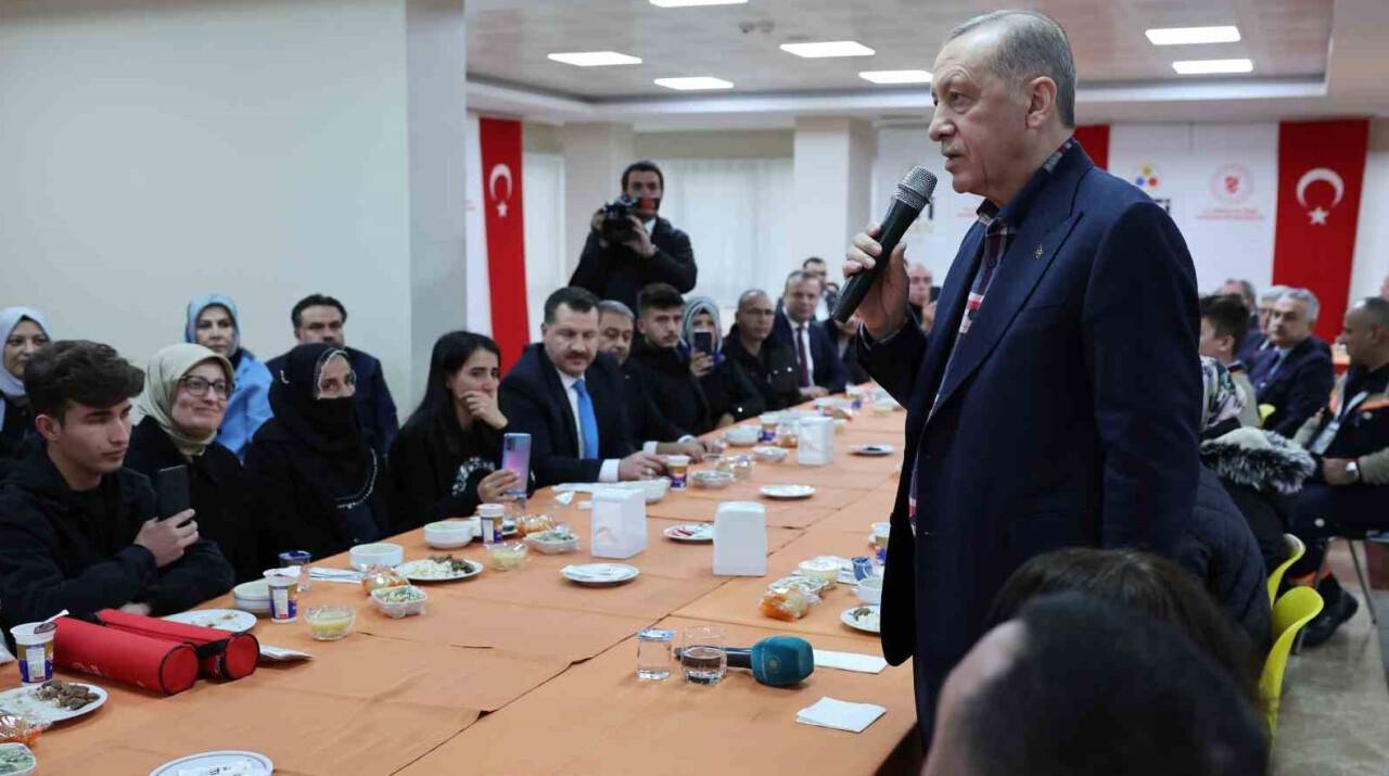 Cumhurbaşkanı Erdoğan, Balıkesir’de depremzedelerle beraber yemek yedi
