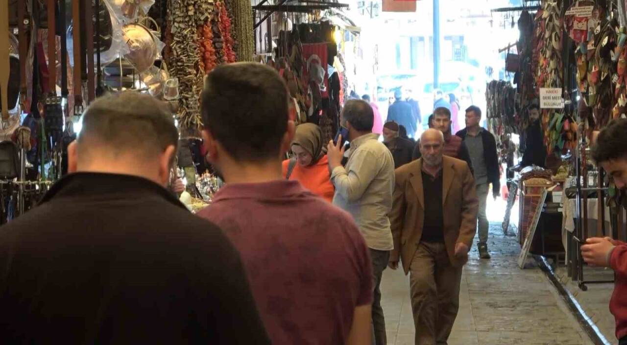 Deprem bölgesindeki esnaf kepenk açmaya başladı