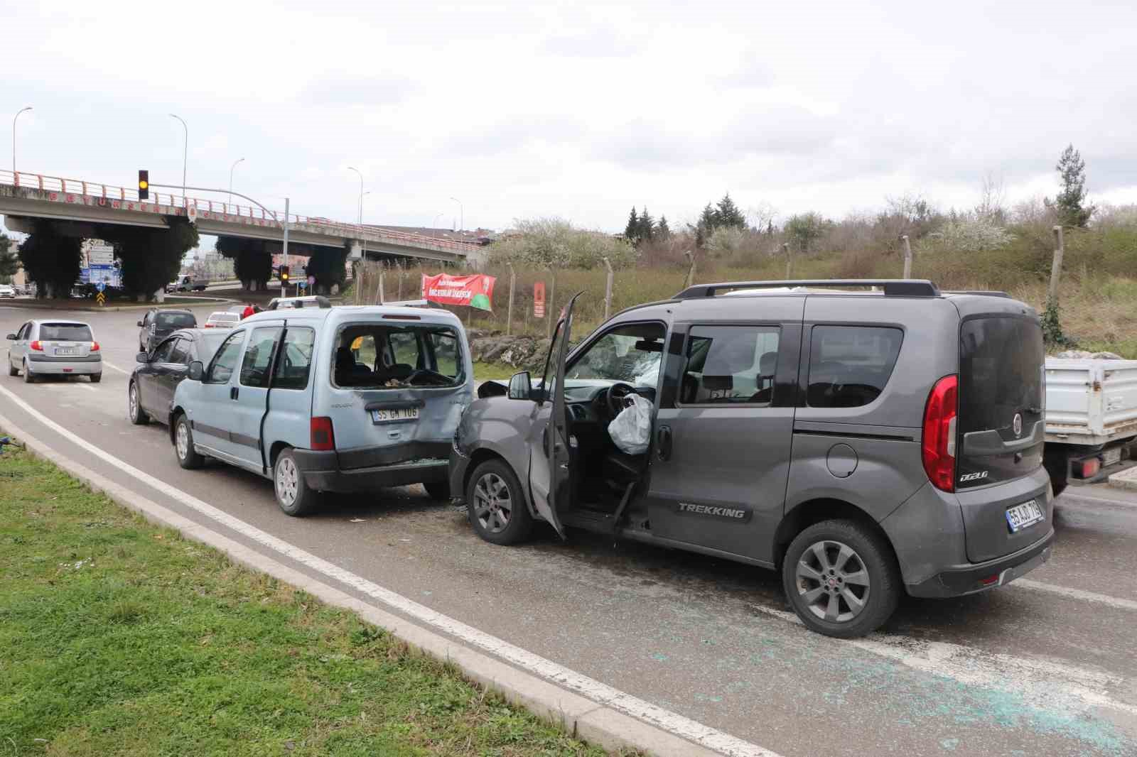 Samsun'da 4 aracın karıştığı zincirleme kaza