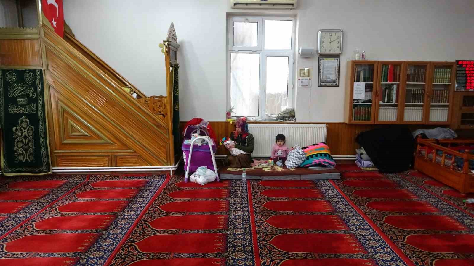 2 haftalık bebek deprem korkusu nedeniyle camide büyüyor
