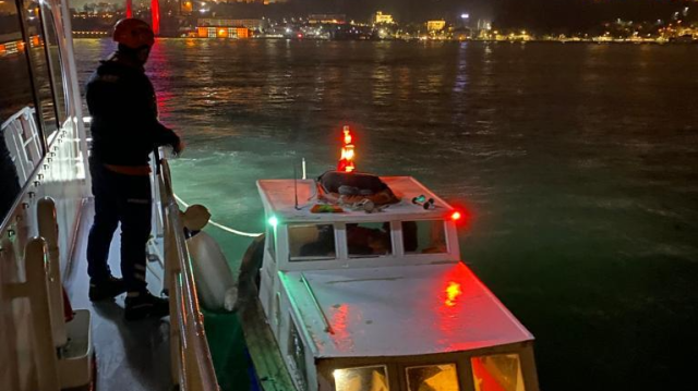 15 Temmuz Şehitler Köprüsü önlerinde sürüklenen tekne kurtarıldı