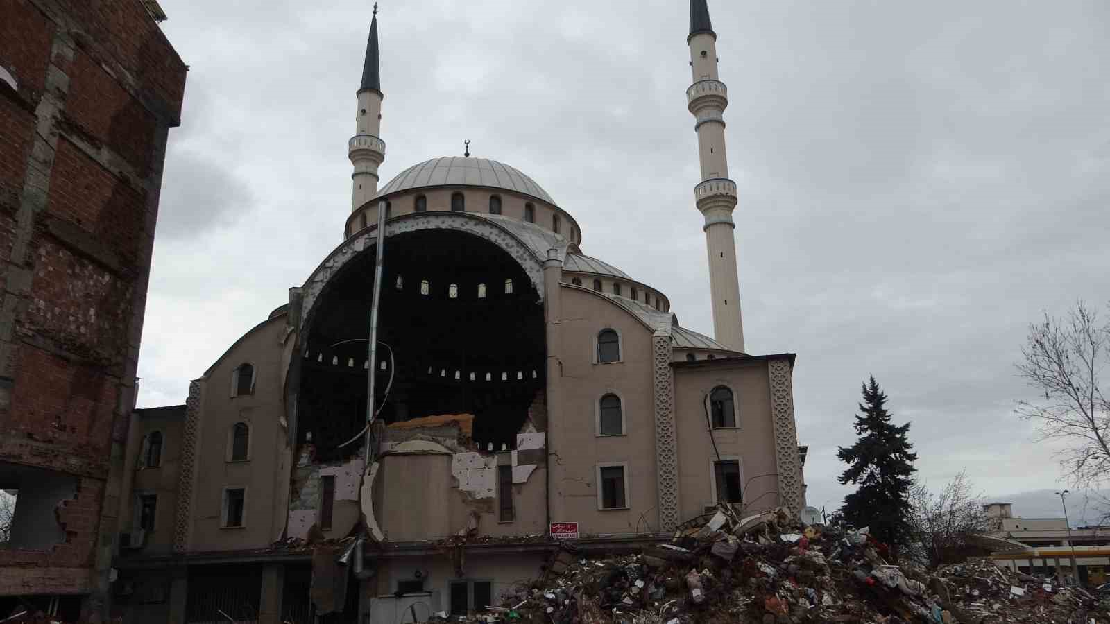 Depremde hasar alan camiye bakan bir daha bakıyor