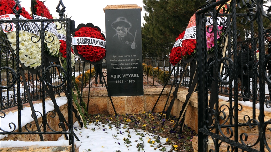 Aşık Veysel vefatının 50. yılında mezarı başında anıldı
