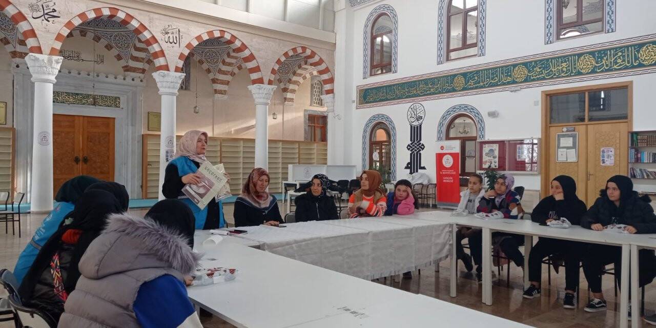 Depremzede öğrenciler gençlik merkezini ziyaret etti