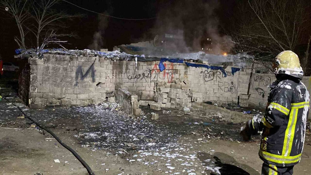 Müstakil evin ahırında çıkan yangın söndürüldü