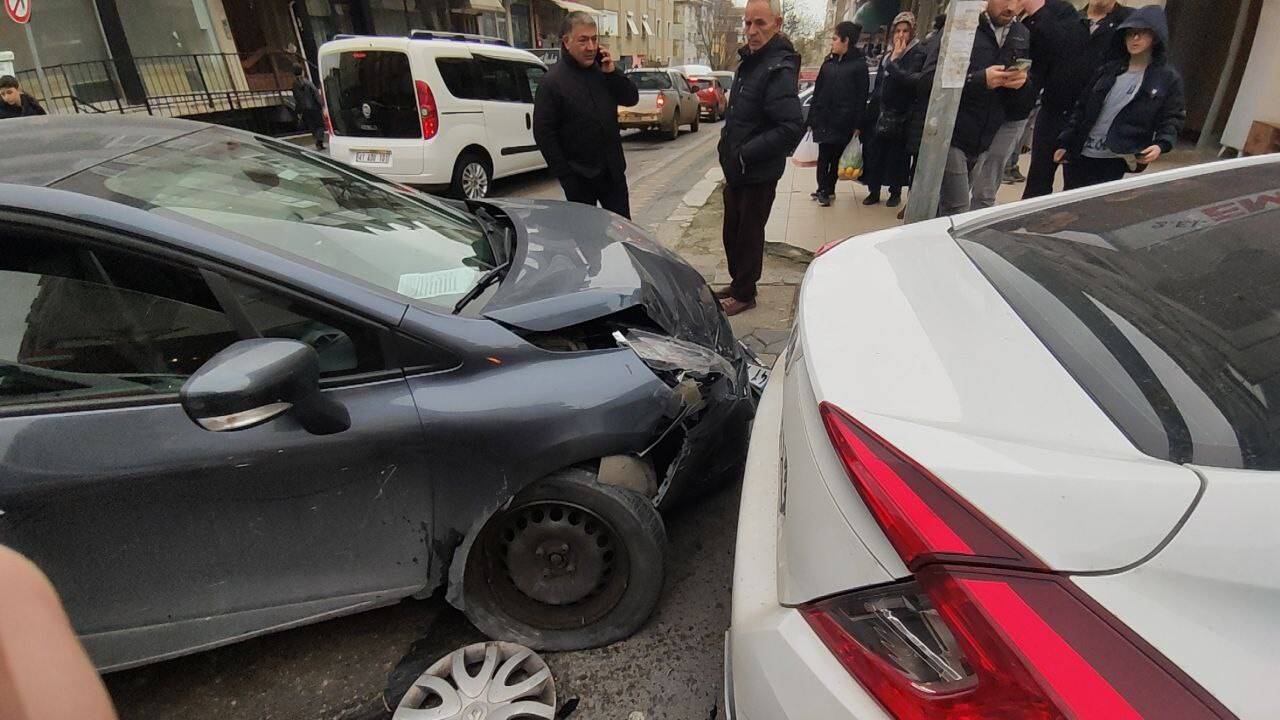 Otomobil ile ticari araç çarpıştı, kaza anı kameraya yansıdı