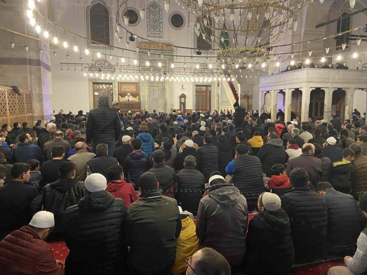 Konya’da ilk teravih namazında camiler doldu