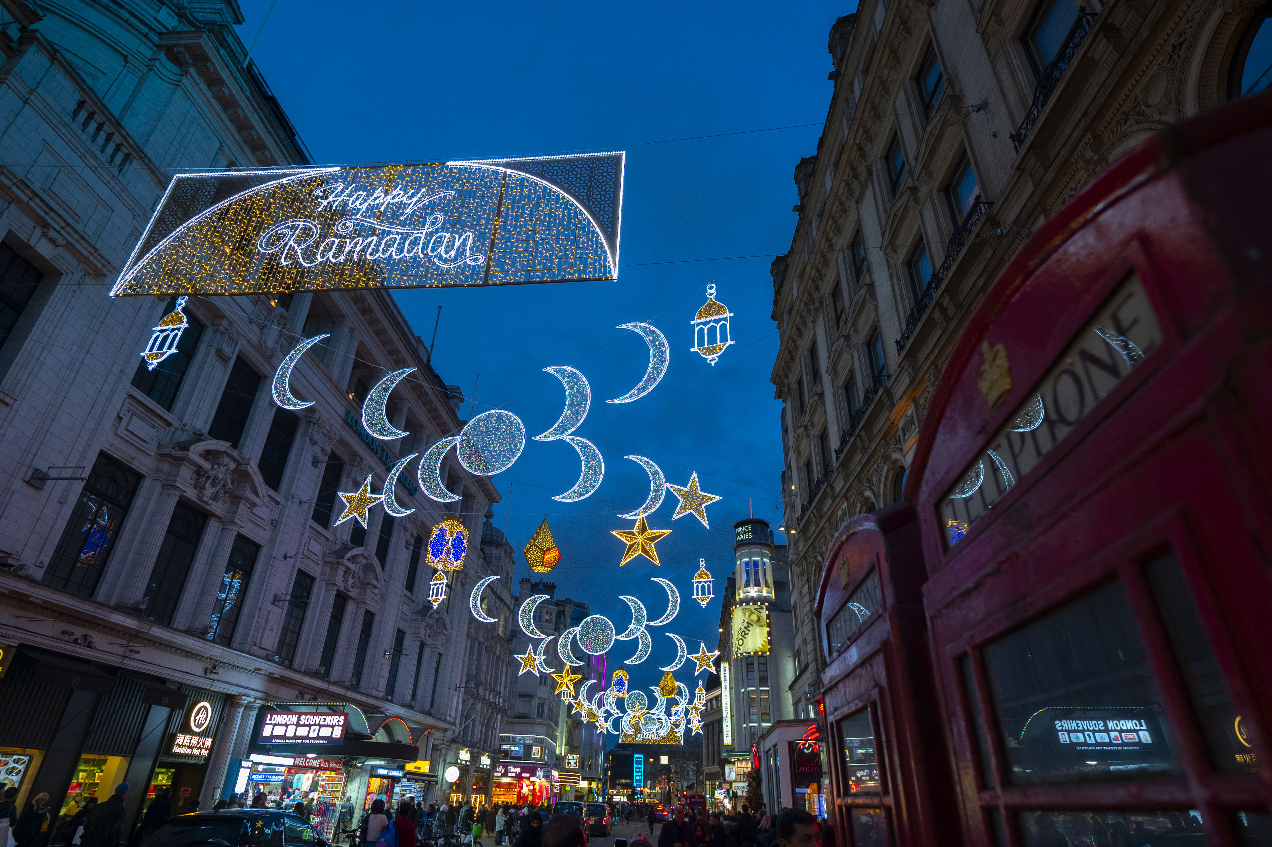 Londra'nın ünlü caddesi ramazan dolayısıyla aydınlatıldı