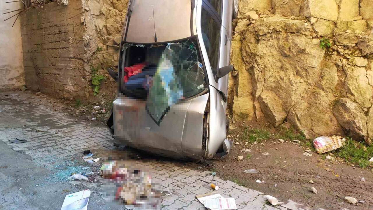 Başkentte otomobil bina boşluğuna uçtu: 5 yaralı