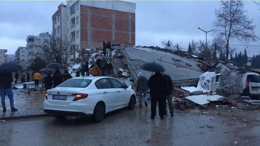 Depremzede baba kayıp oğlunu arıyor