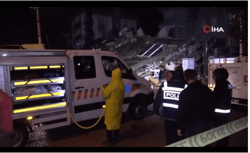 Çöken 4 katlı ağır hasarlı binada arama kurtarma çalışmaları başladı