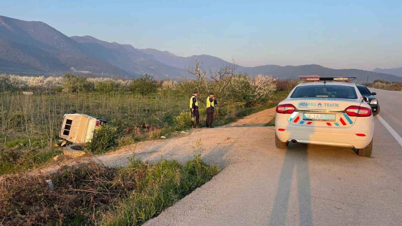 Kontrolden çıkan kamyonet şarampole uçtu: 2 yaralı