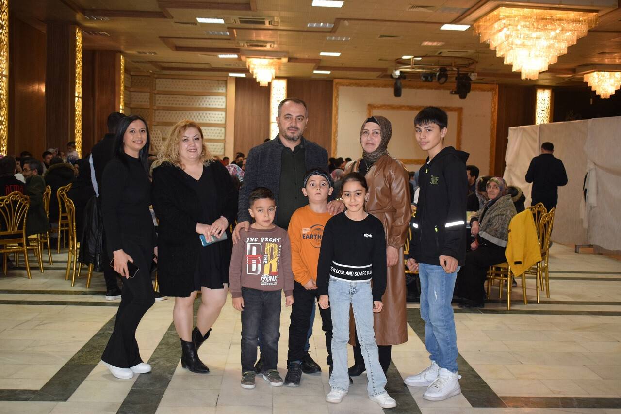 Parmak ailesi, dostlarıyla iftarda buluştu