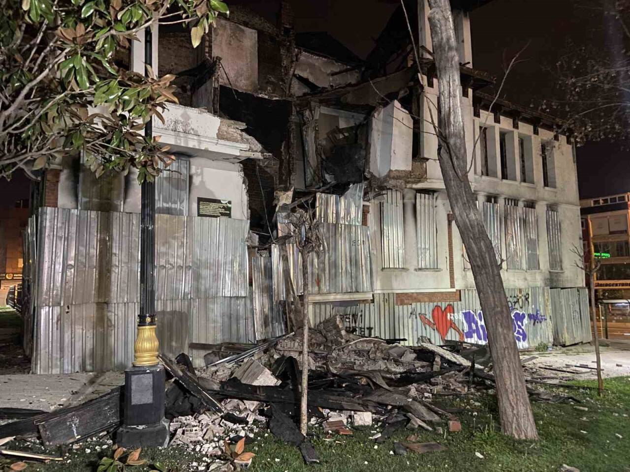 Metruk bina kısmen çöktü