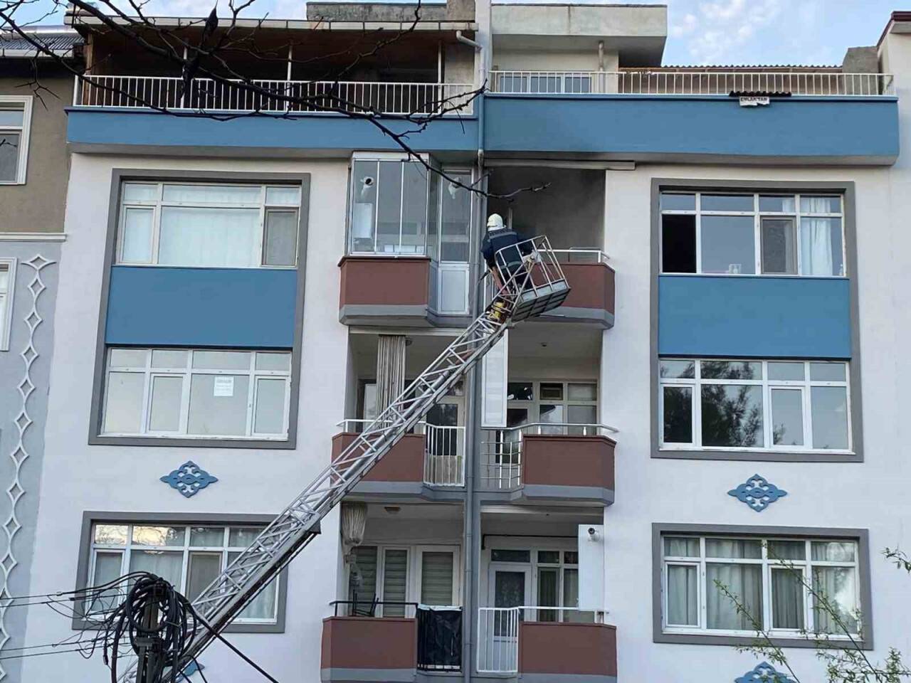 İtfaiyenin merdiveni düştü