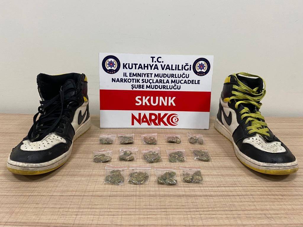 Ayakkabı tabanında uyuşturucuyla yakalandı