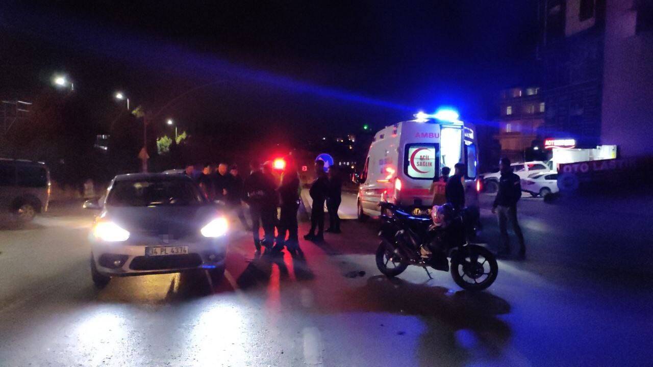 U dönüşü yapan otomobil ile motosiklet çarpıştı