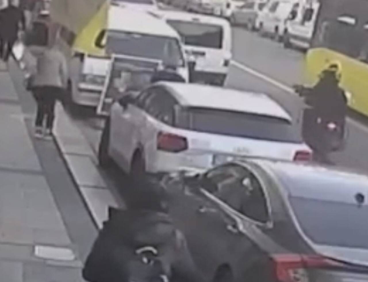 Yolda yürüyen kadın kurşunların hedefi oldu