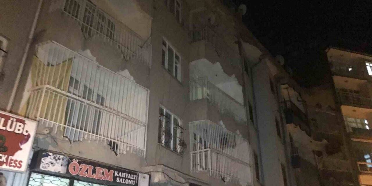 Ağlama sesi gelen çöp evden 1 buçuk yaşındaki çocuk çıktı