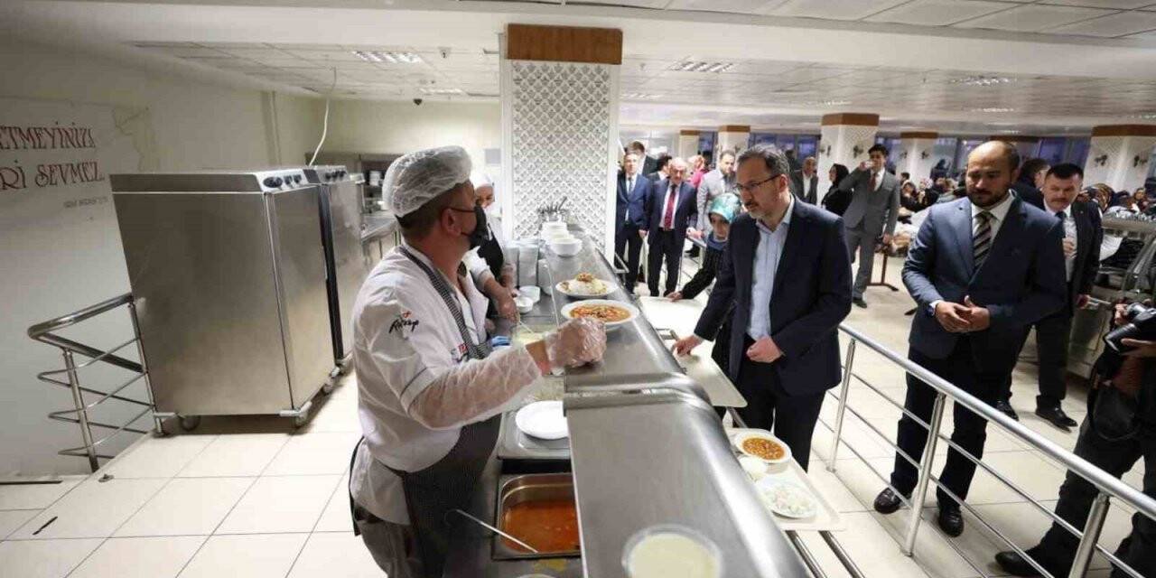 Bakan Kasapoğlu orucunu depremzedelerle açtı