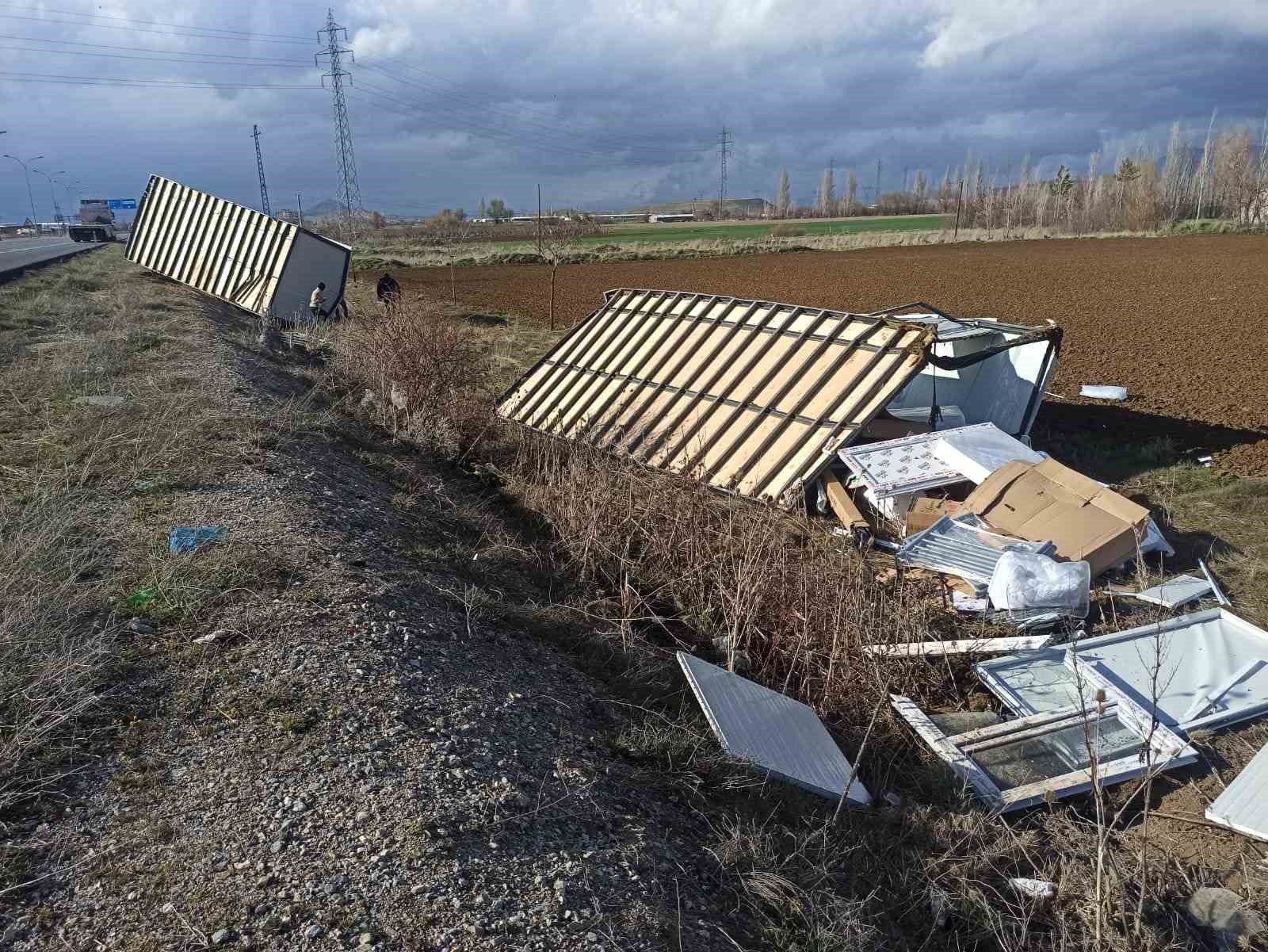 Konya'da tırla Hatay’a götürülen konteyneri şiddetli rüzgar devirdi