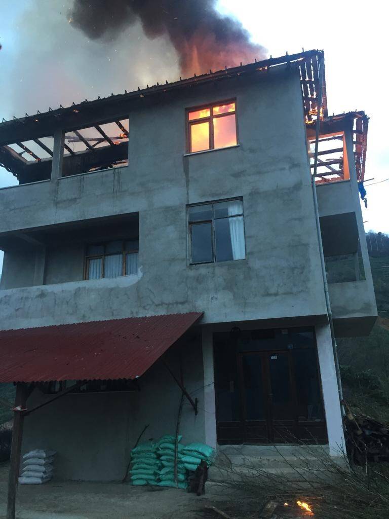 Kuvvetli fırtına ev yangınına yol açtı