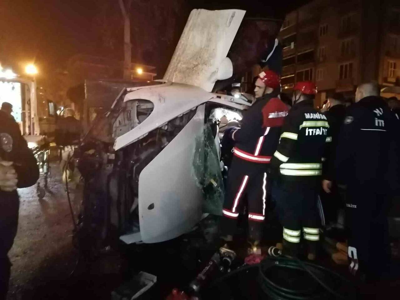 Araç kaldırıma çarparak yan yattı