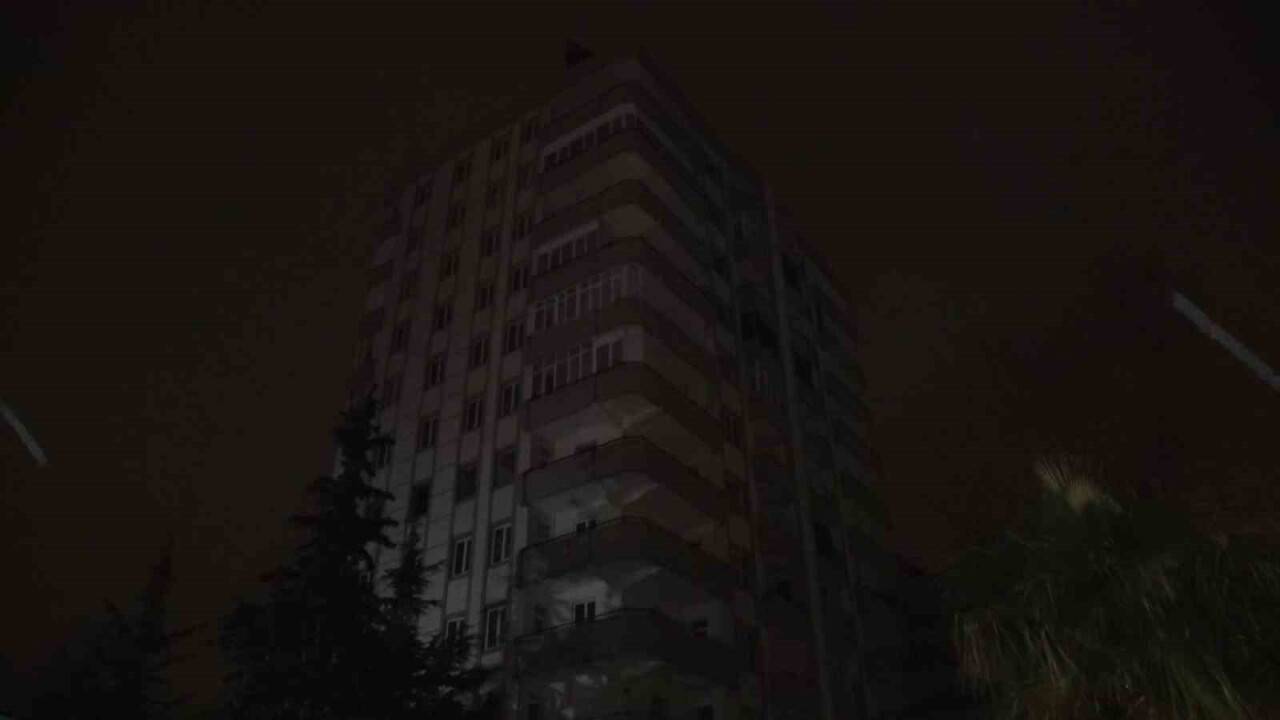 11 katlı ağır hasarlı bina sallandı