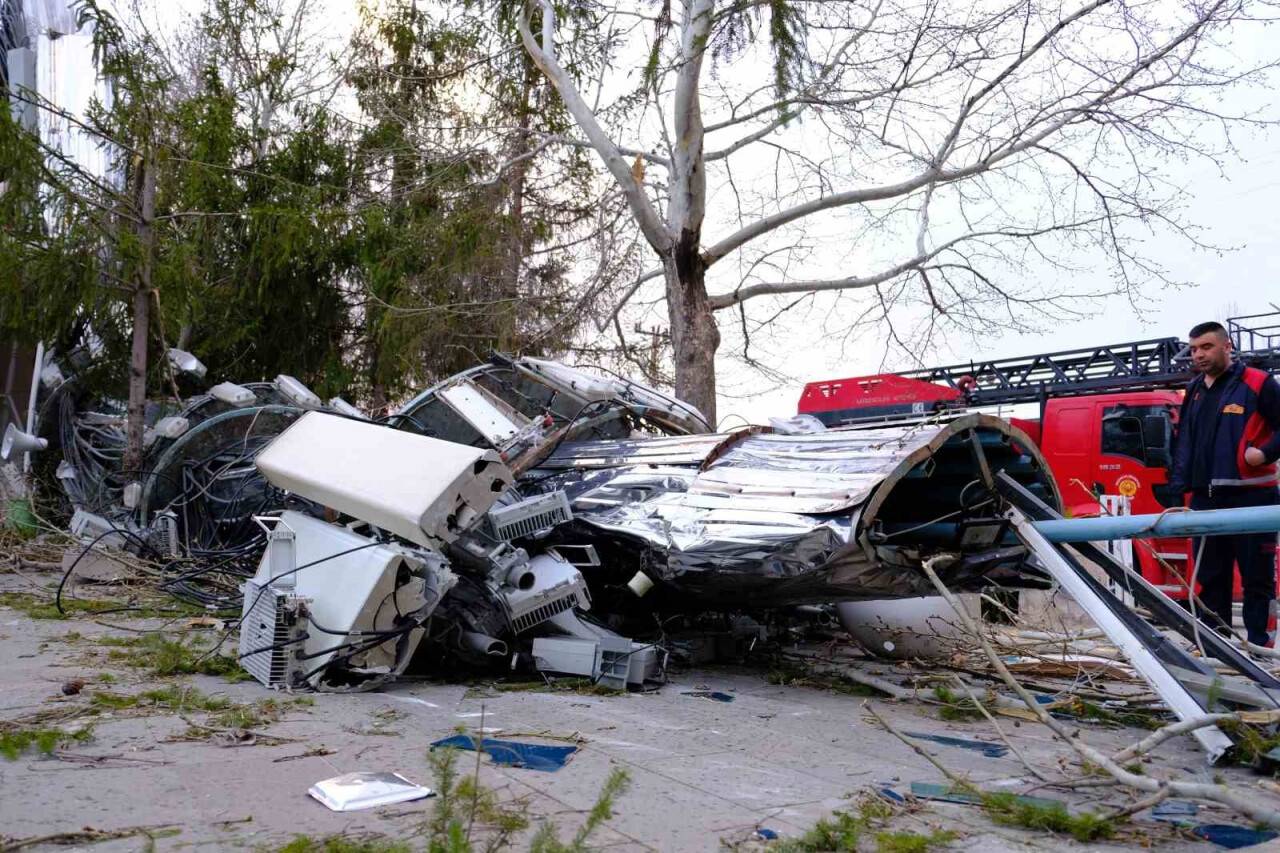 Fırtına minareyi devirdi, çatıları uçurdu