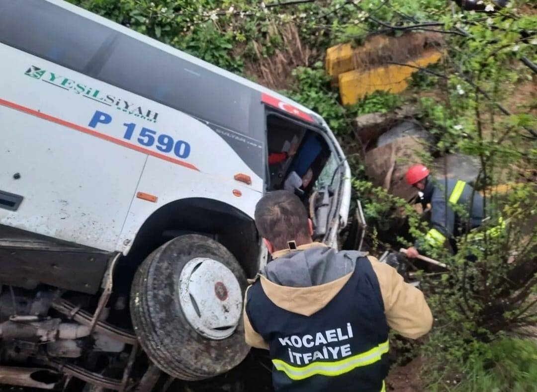 İşçi servisi devrildi: 8 yaralı