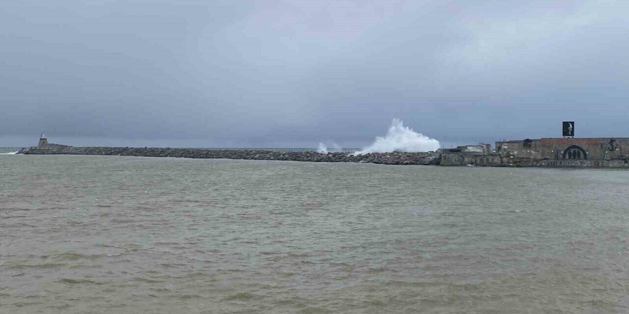 Dalgalar mendirekleri aştı