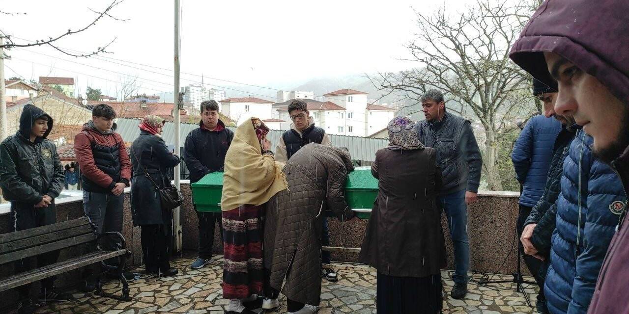 Oğlu tarafından öldürülen adam son yolculuğuna uğurlandı