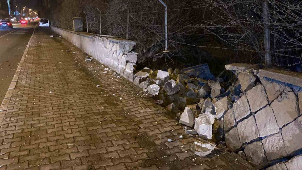 Direksiyon hakimiyetini kaybetti, duvarı yıktı