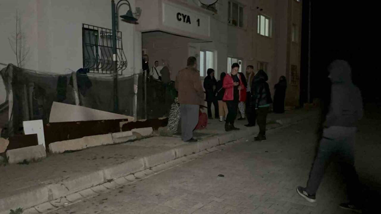 Evini ateşe verip kendini bıçakladı