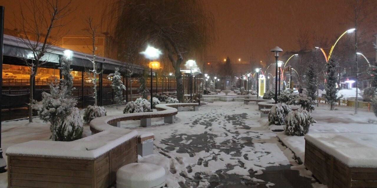Kış geri geldi lapa lapa kar yağdı