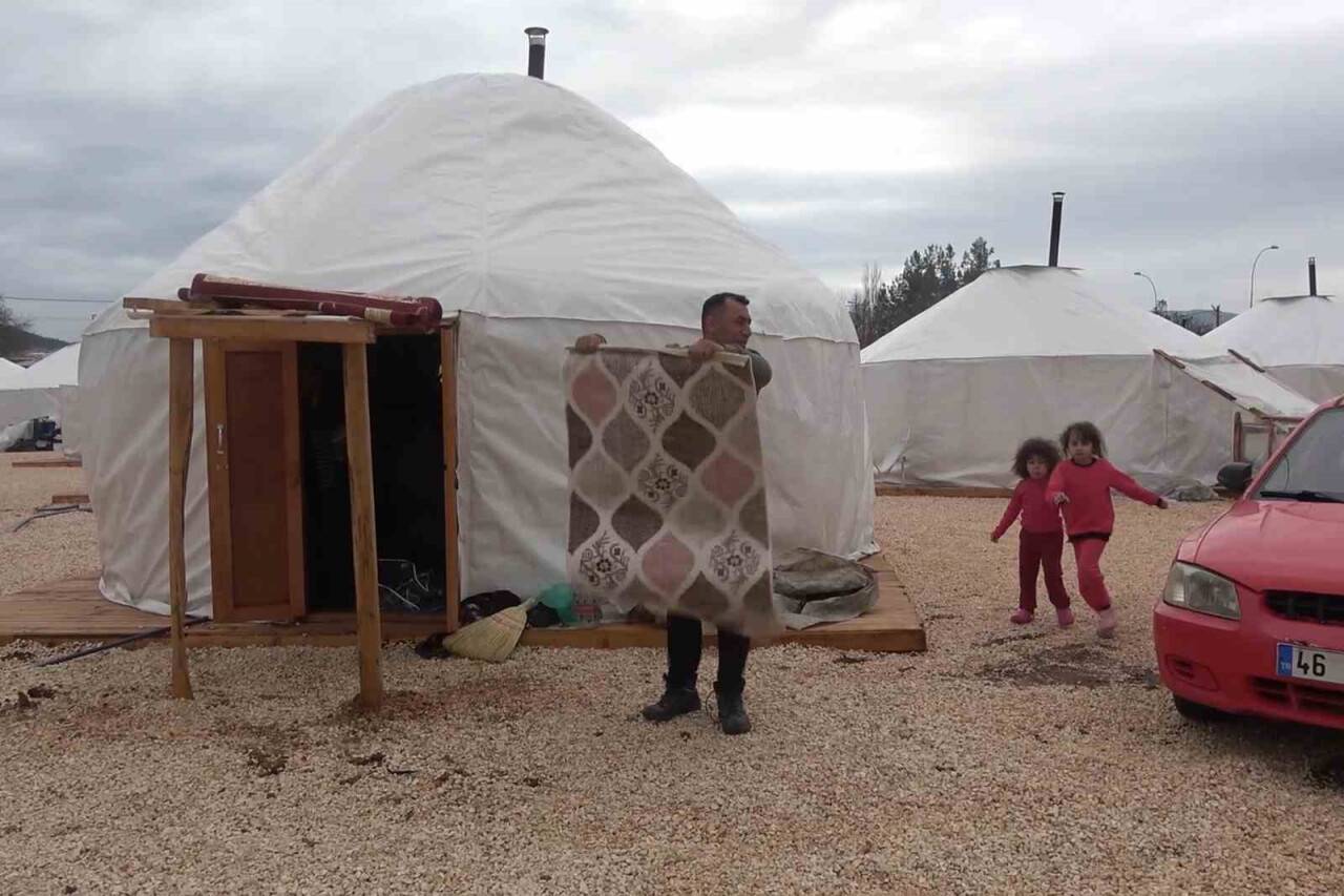 Şehir dışındaki ailesinin yanına gidecekken depreme yakalandı