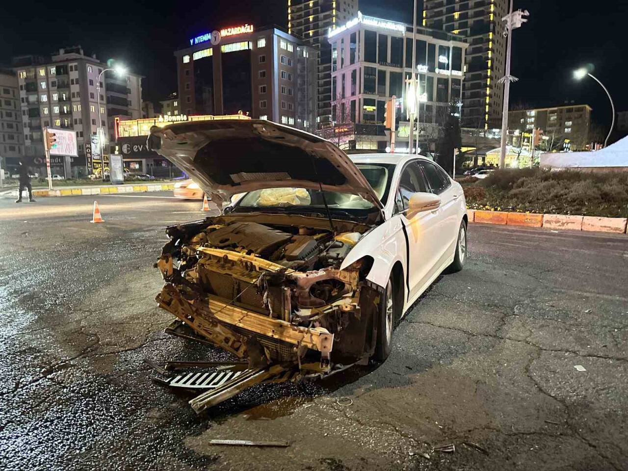 Babasının cenazesine geldi, kaza yaptı