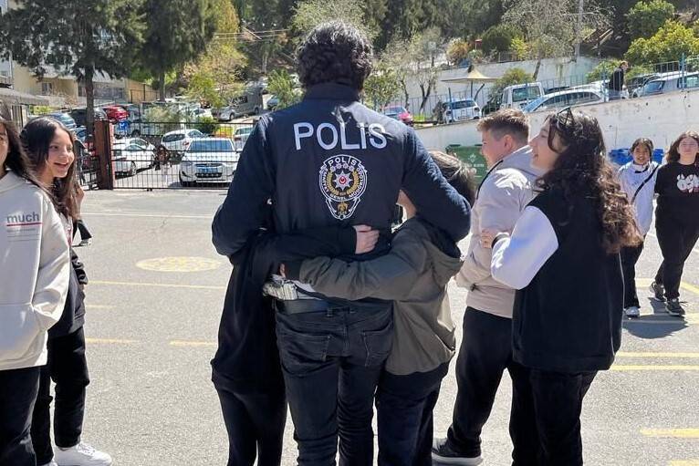 Polisler öğrencilerle buluştu