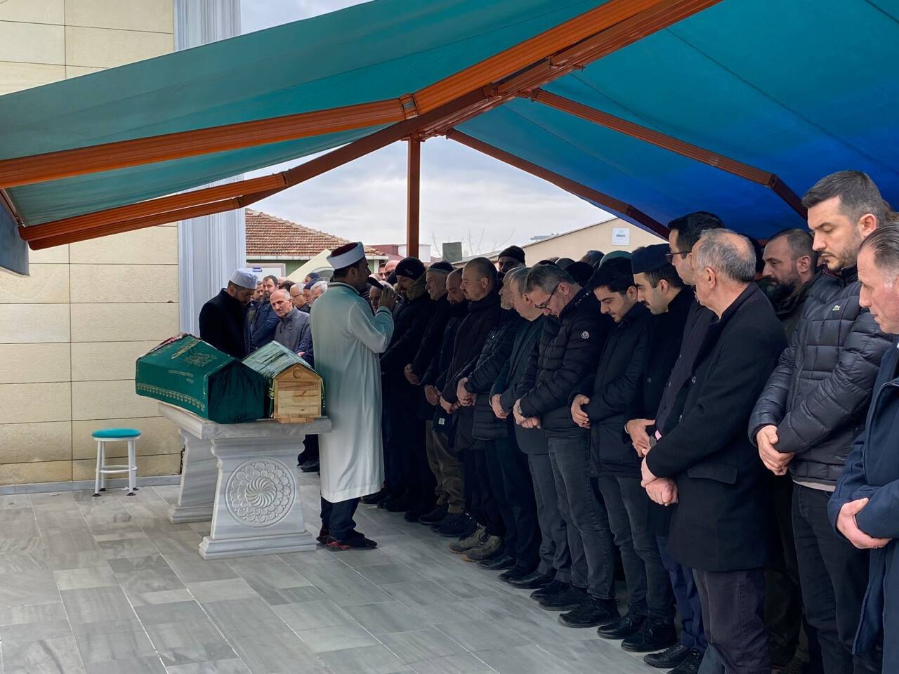 Evde ölü bulunan anne ve oğlu toprağa verildi