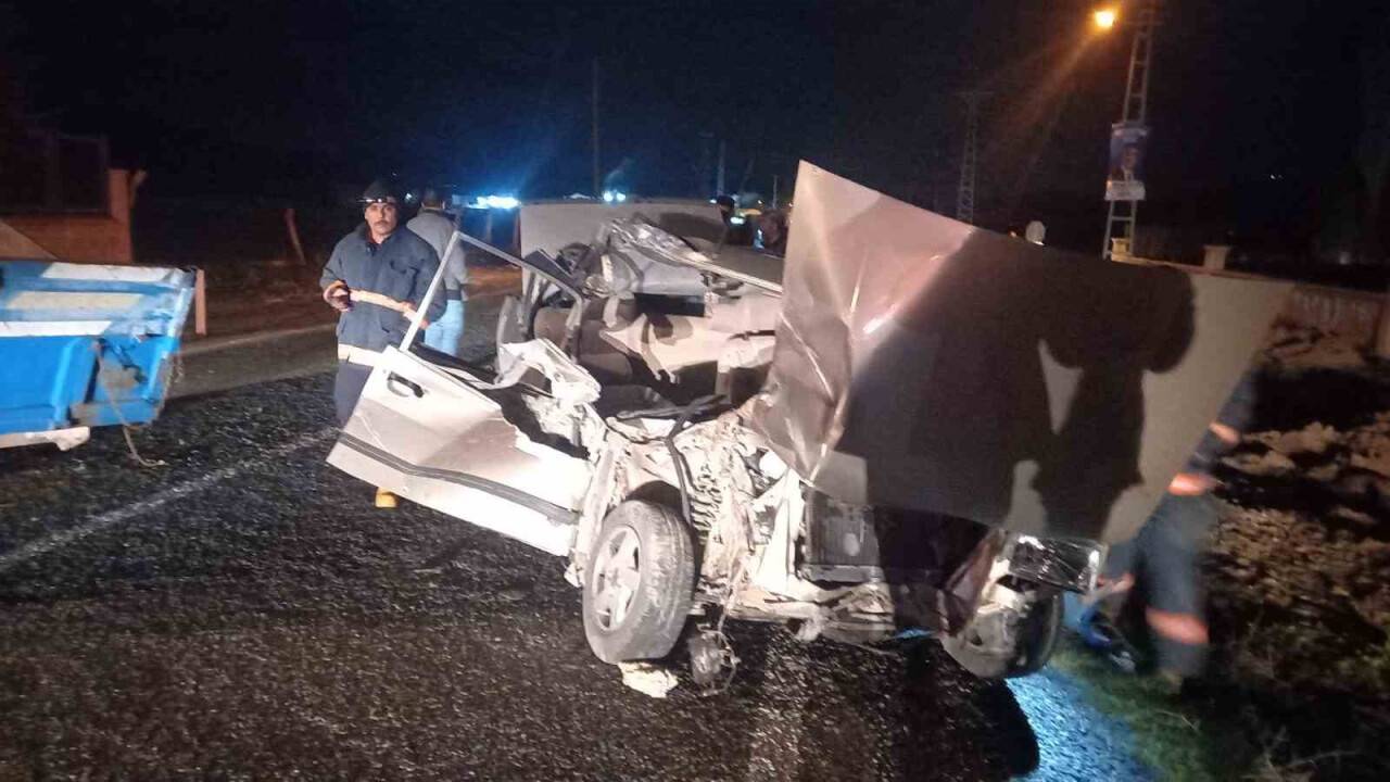 Römorka çarpan otomobil hurdaya döndü