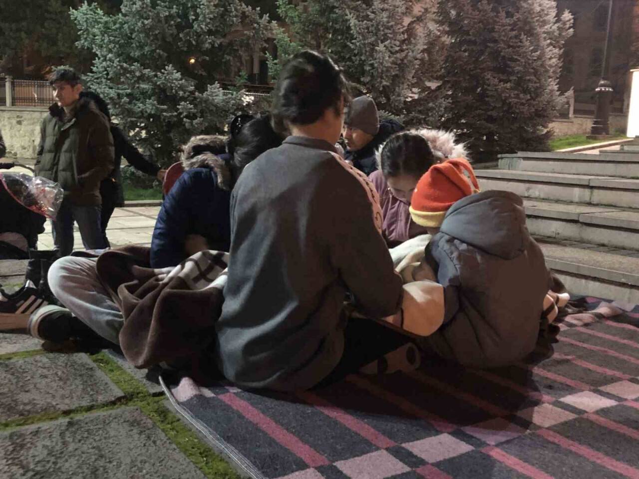 Vatandaşlar geceyi sokakta geçirdi