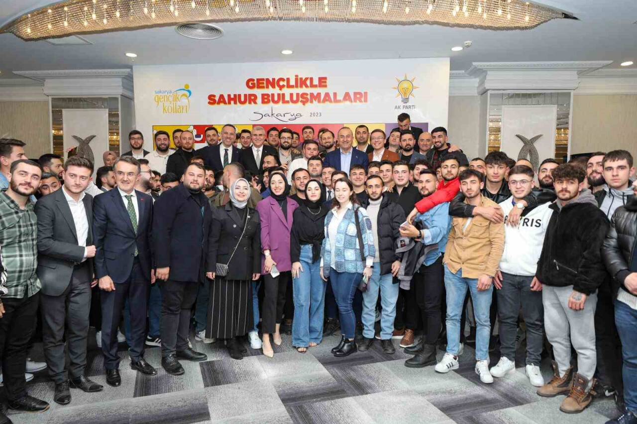 Bakan Çavuşoğlu, depremzedelerle gençlerle sahur yaptı