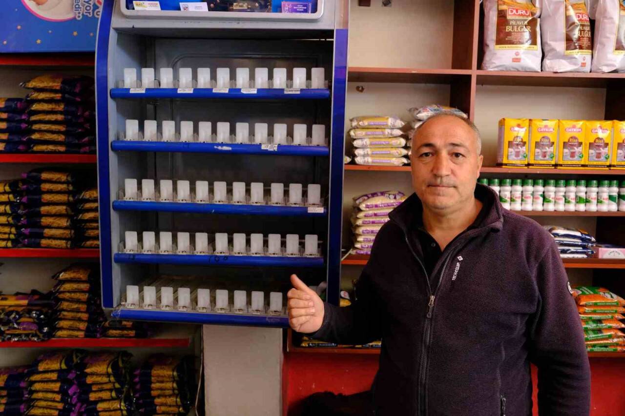 Kar maskeli hırsız: 50 bin liralık ürünleri çaldı